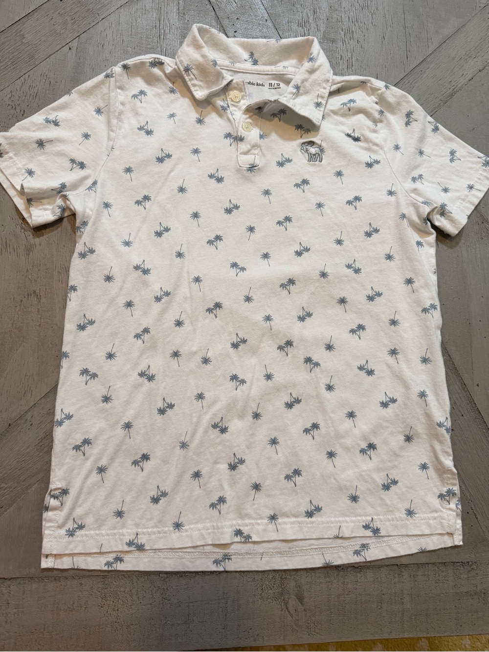 abercrombie kids White Polo with Light Blue Palm Tree Print Size 11/12 VGUC